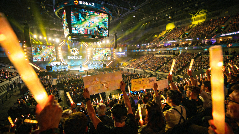 DOTA2国际邀请赛现场，观众席座无虚席，气氛热烈
