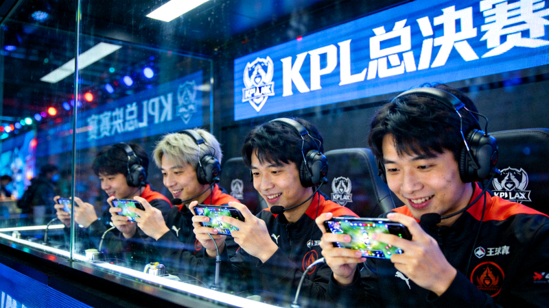 王者荣耀职业联赛KPL总决赛，选手在隔音房内激烈对战